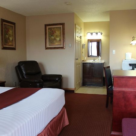 Howard Johnson By Wyndham Red Deer Exterior photo