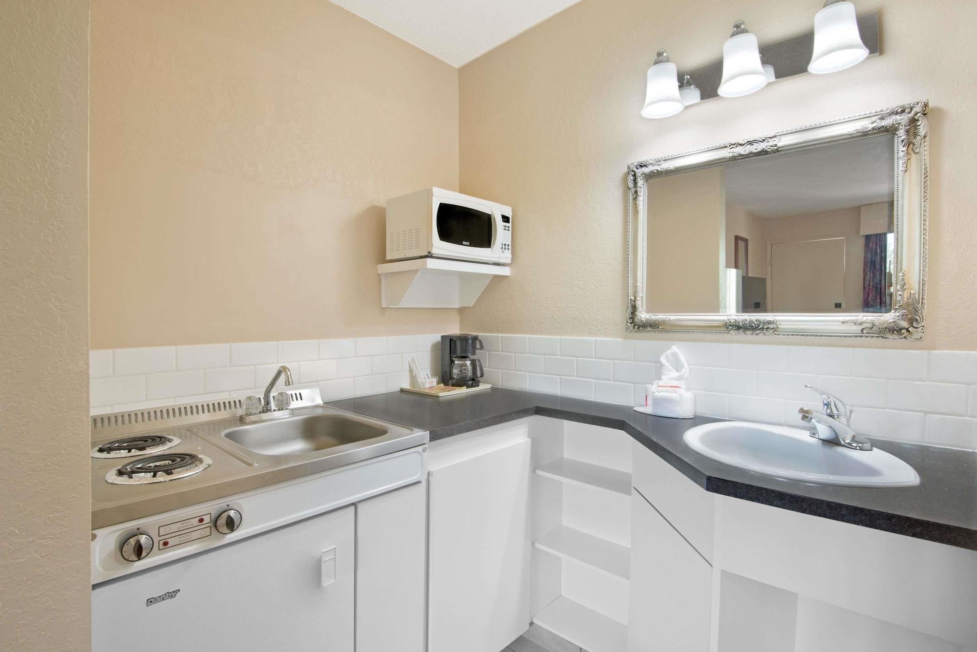 Howard Johnson By Wyndham Red Deer Exterior photo