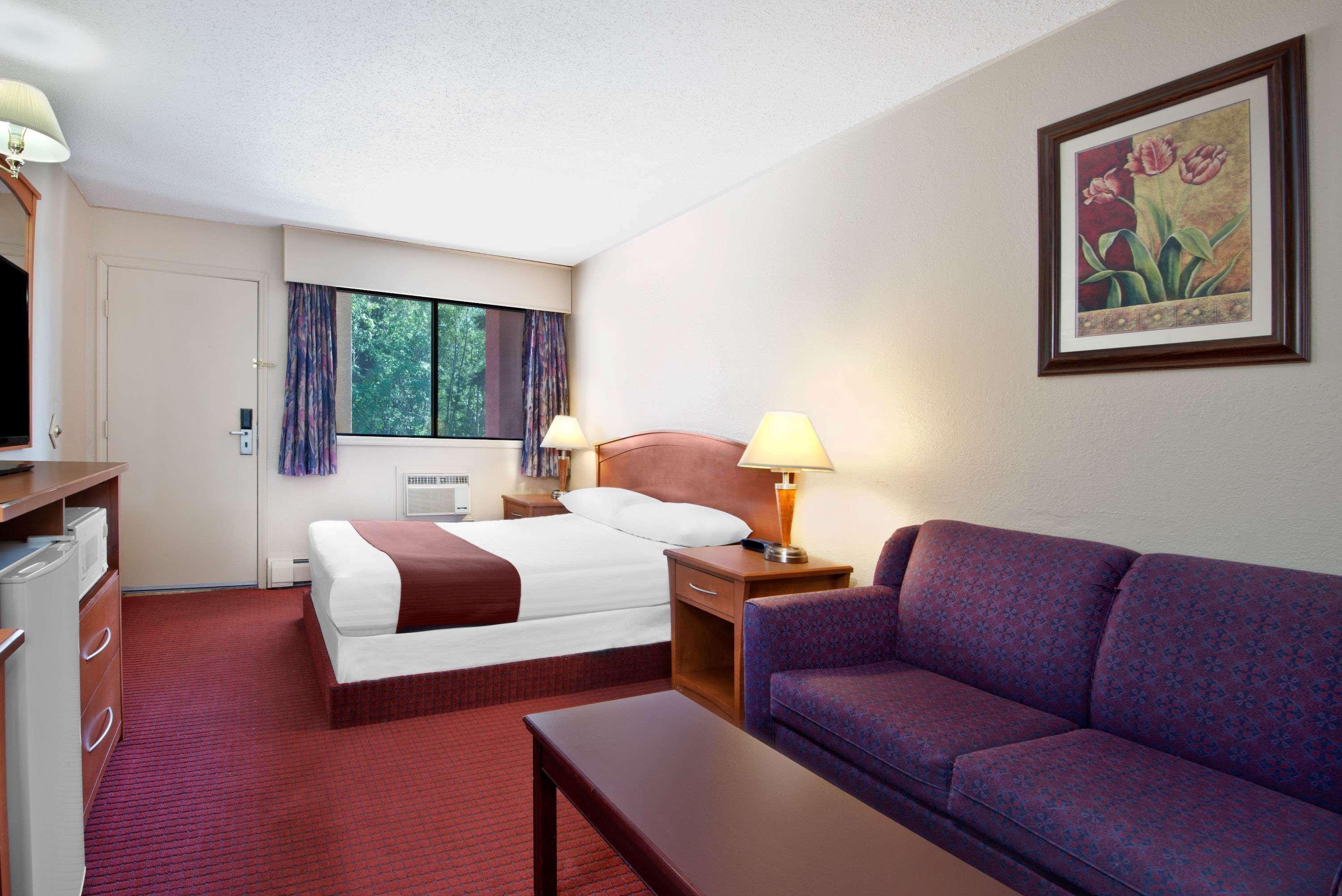 Howard Johnson By Wyndham Red Deer Exterior photo