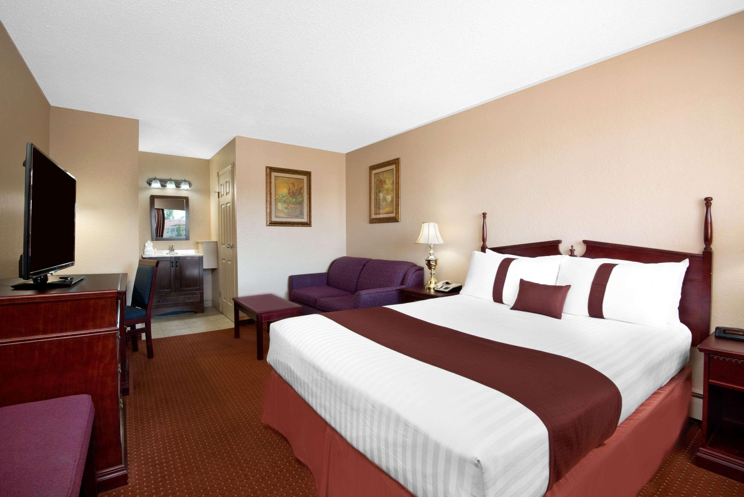 Howard Johnson By Wyndham Red Deer Exterior photo