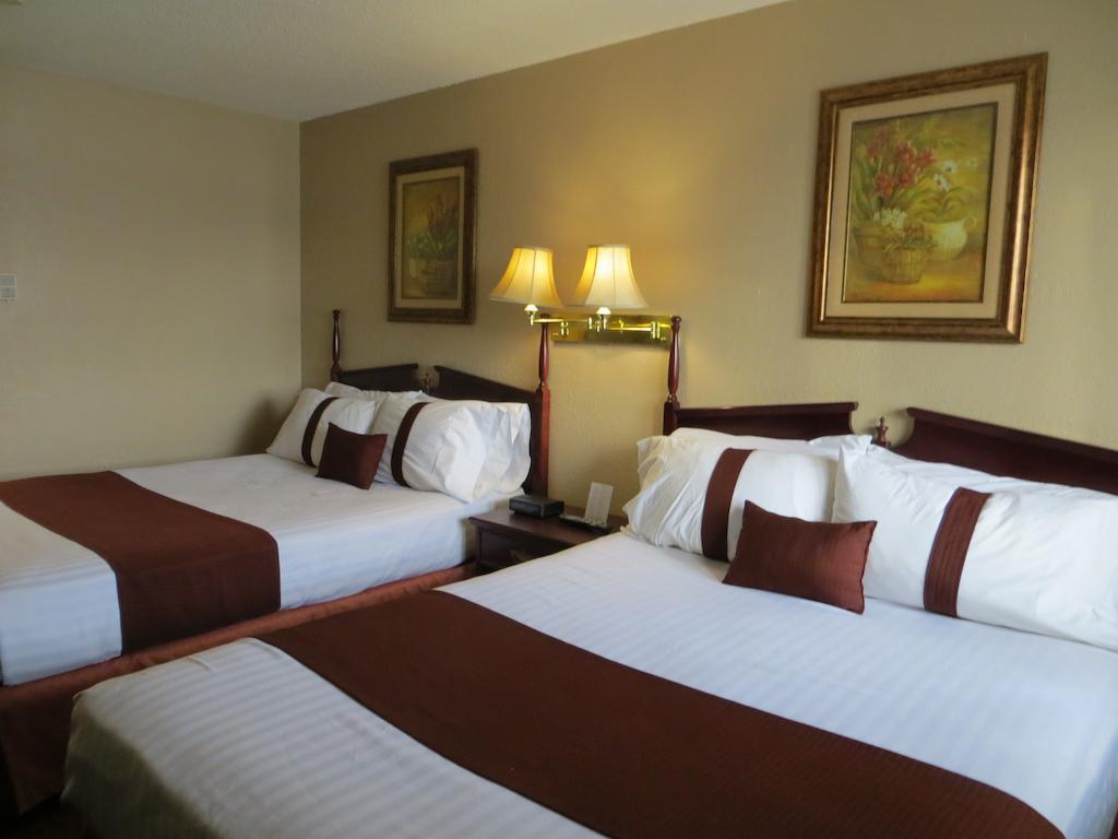 Howard Johnson By Wyndham Red Deer Exterior photo