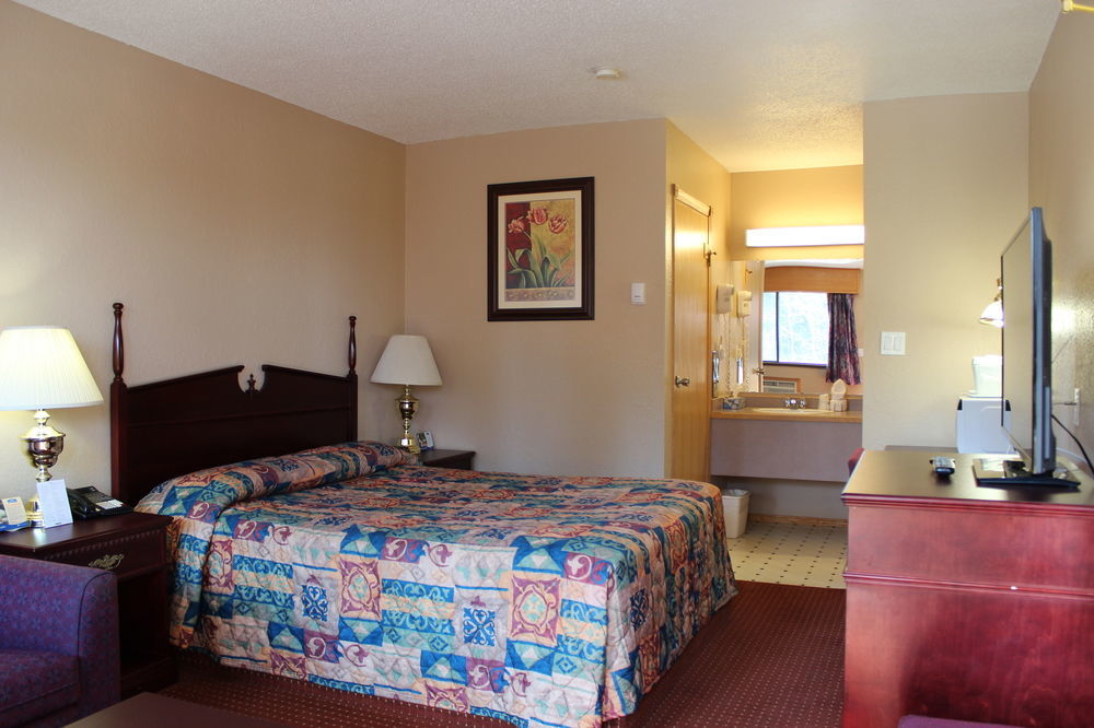 Howard Johnson By Wyndham Red Deer Exterior photo