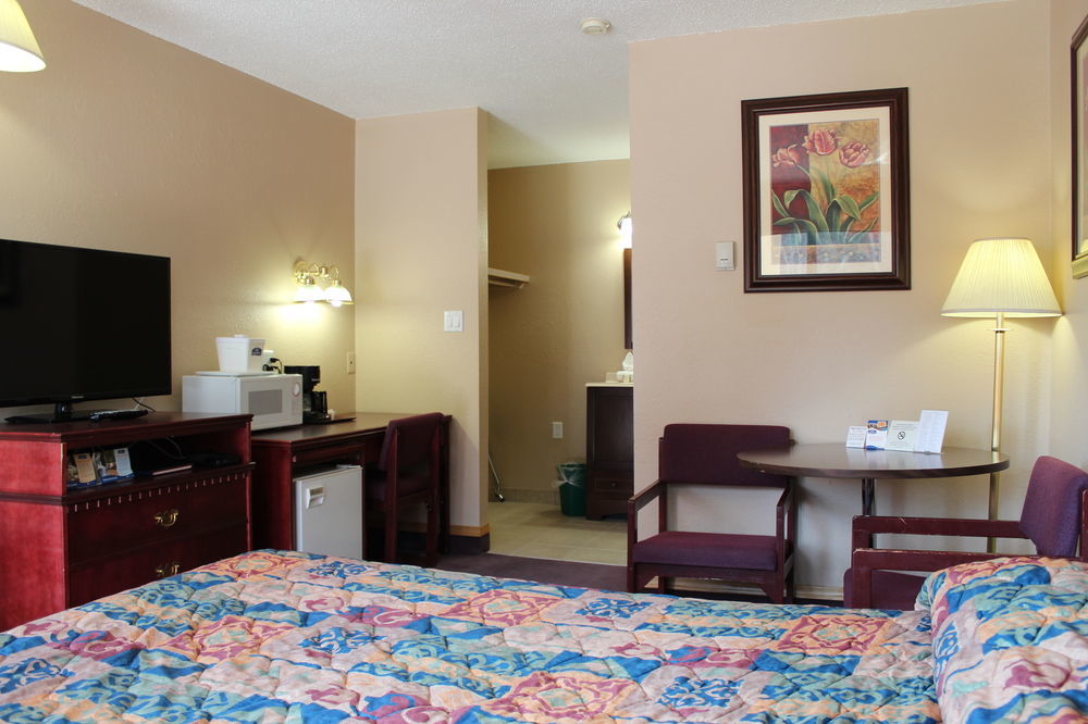 Howard Johnson By Wyndham Red Deer Exterior photo
