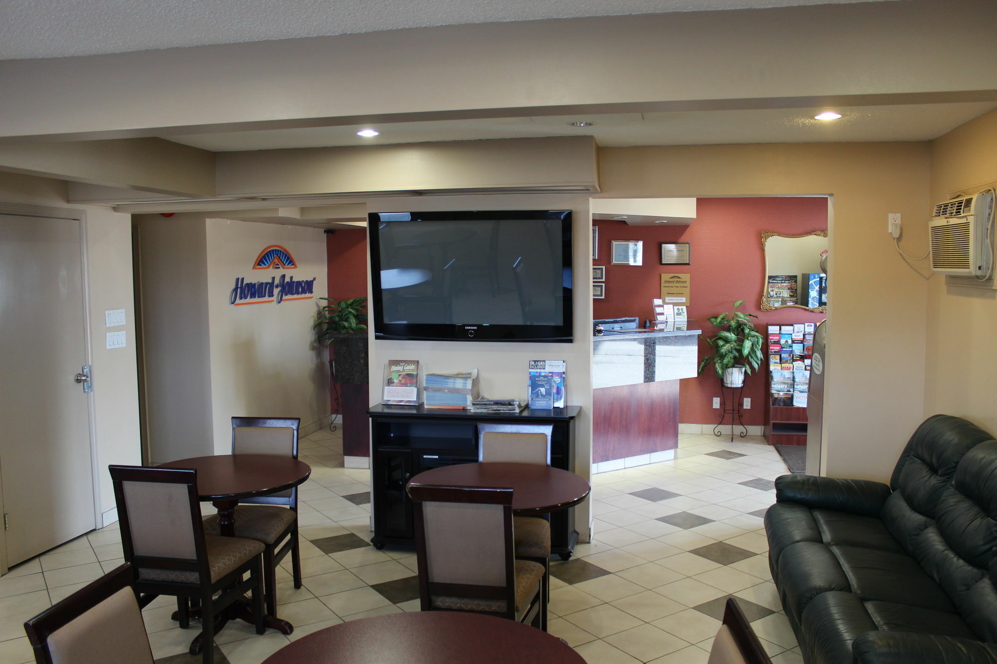 Howard Johnson By Wyndham Red Deer Exterior photo