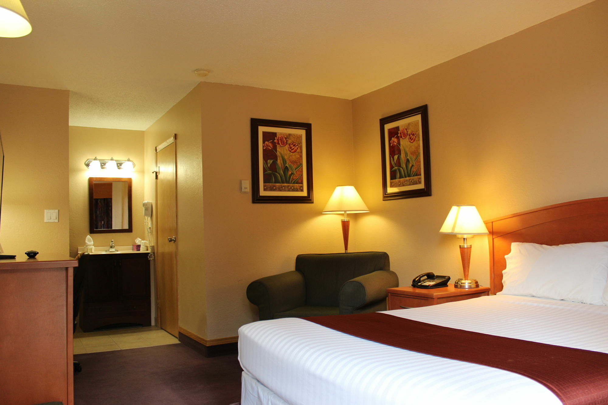 Howard Johnson By Wyndham Red Deer Exterior photo